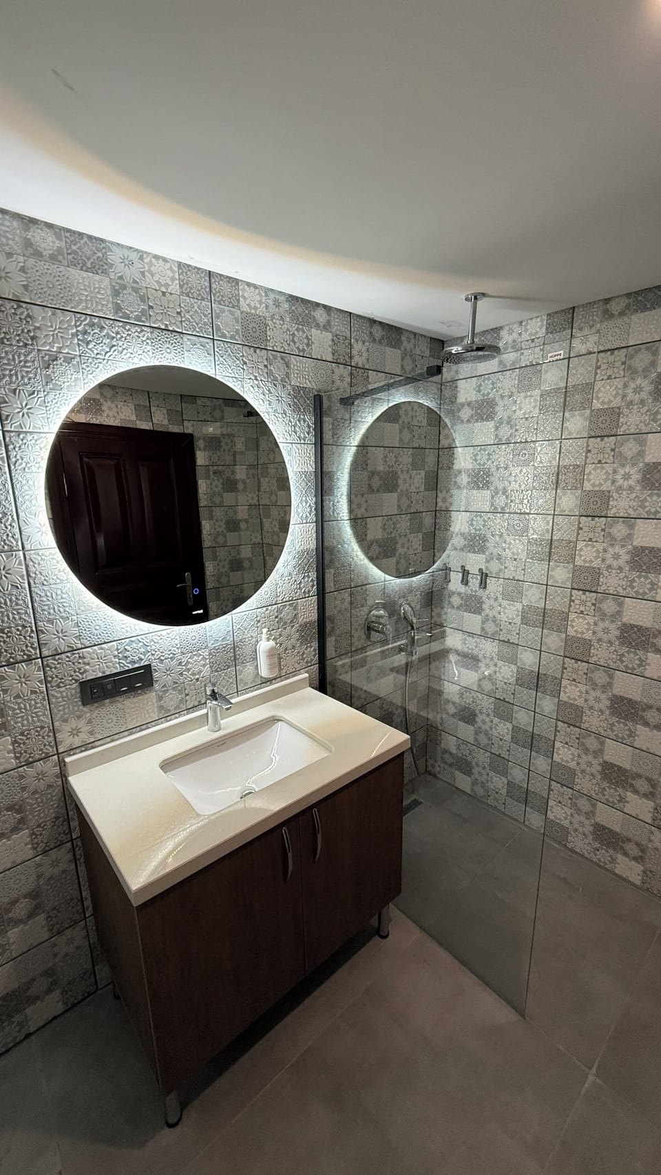 Double Room with Garden Terrace | Bathroom | Shower, towels, soap, toilet paper