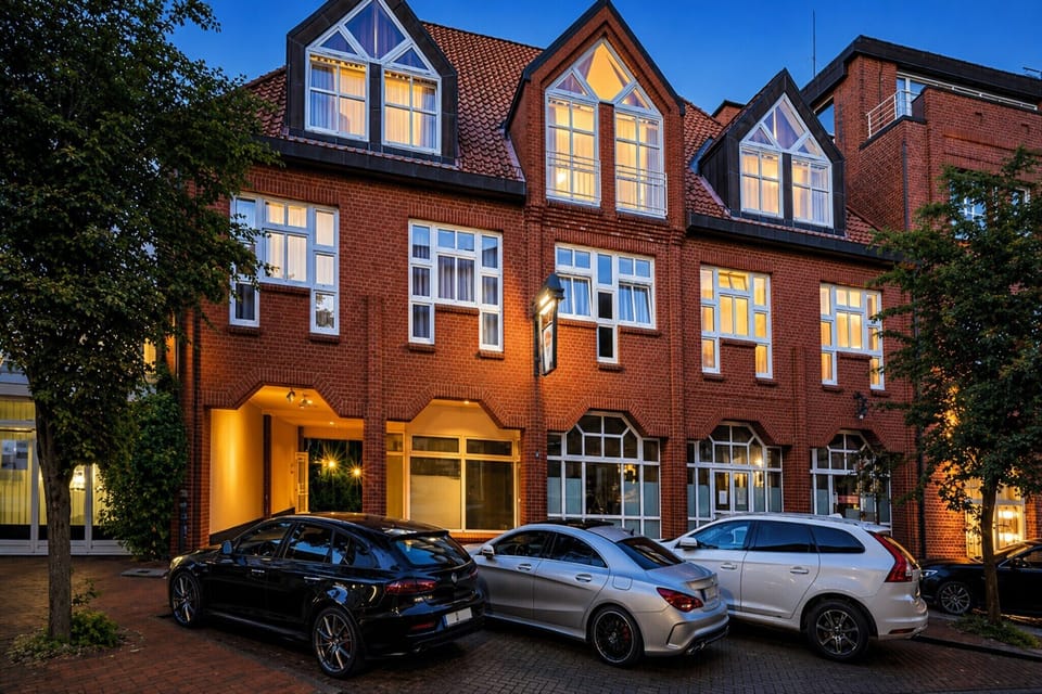 Hotel Exterior [summer]