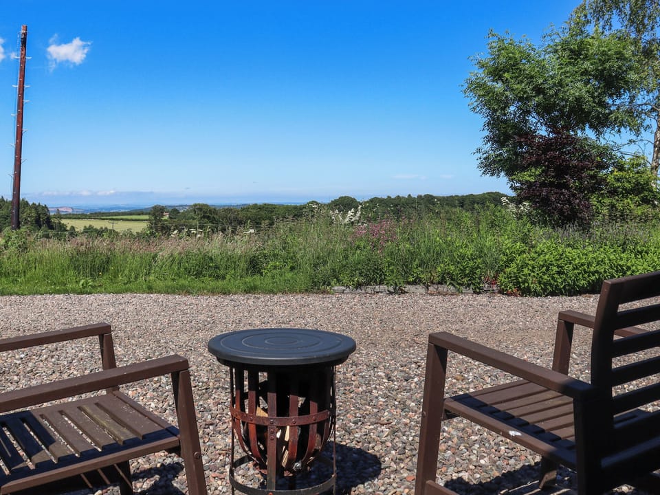 Sitting-out-area | Rose Cottage - Teasses Holidays, Leven