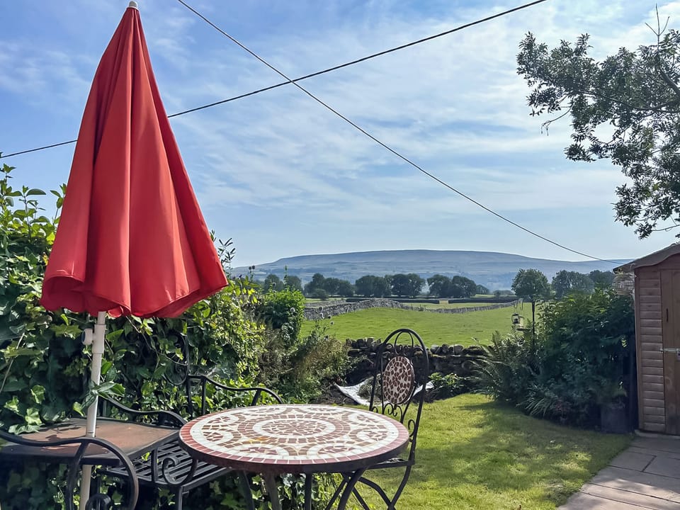 Sitting-out-area | Johnson Cottage, Carperby