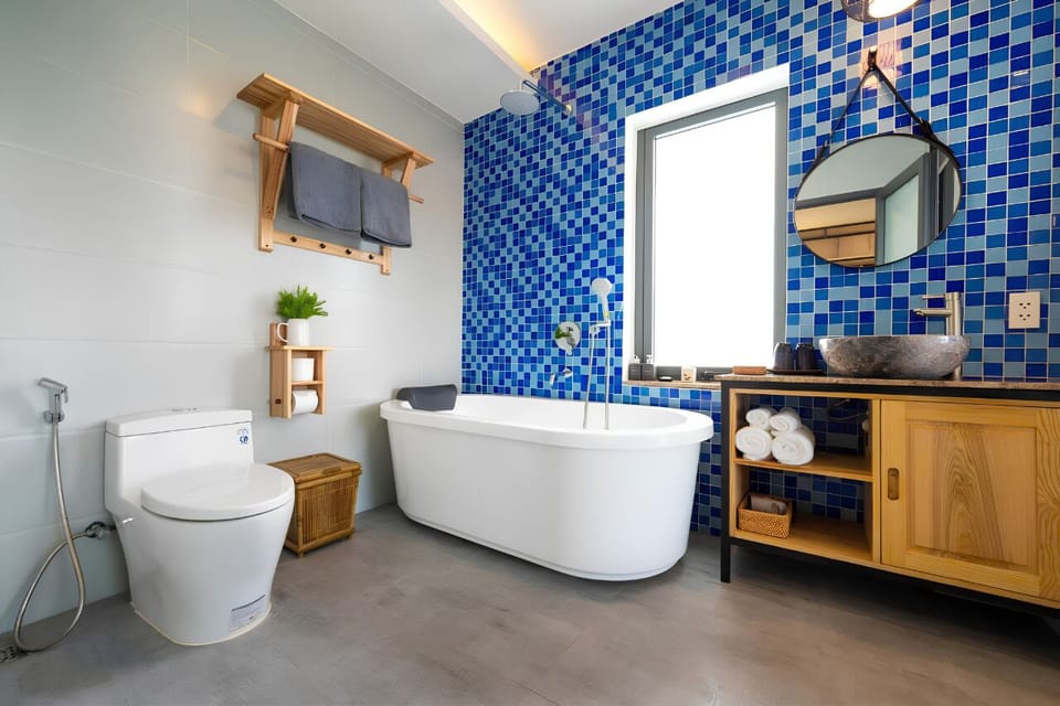 Bathtub, free toiletries, hair dryer, slippers