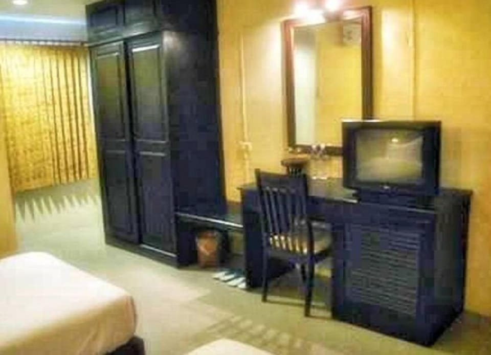 Desk, blackout drapes, rollaway beds, free WiFi