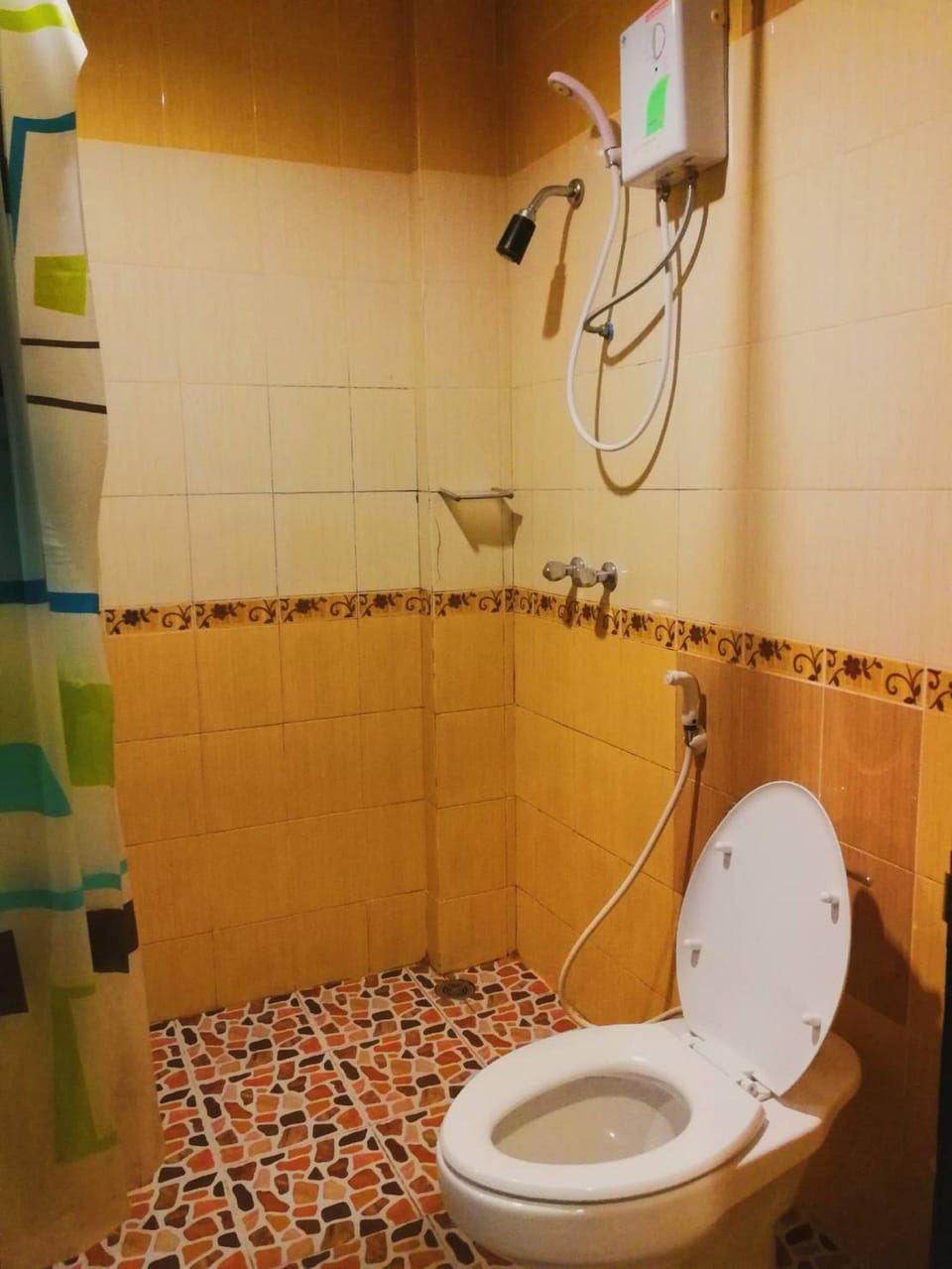 Shower, free toiletries, towels