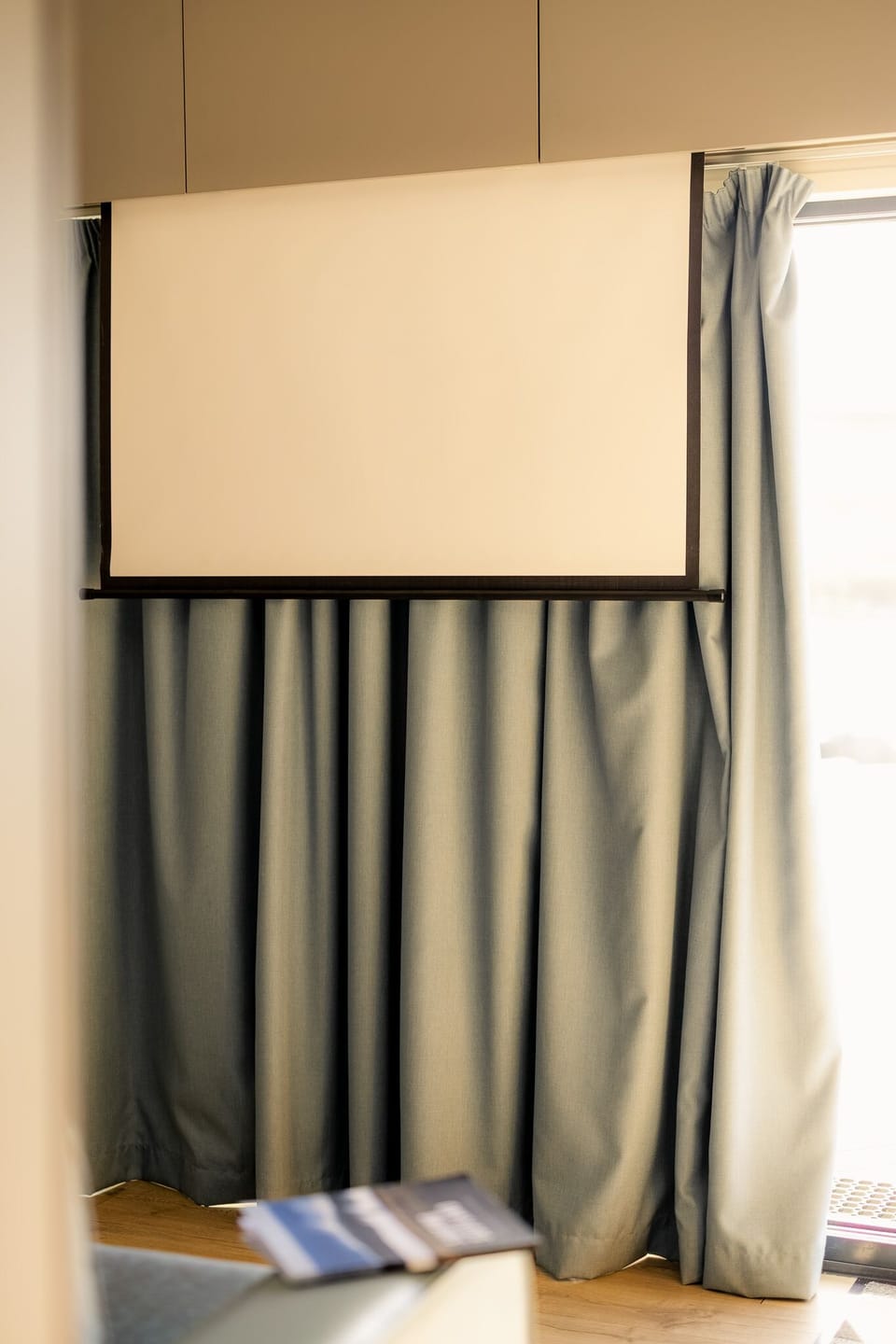 Projection screen