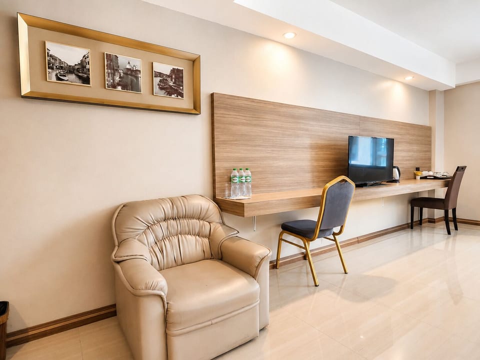 Premier Triple Room | Minibar, in-room safe, desk, WiFi (free)