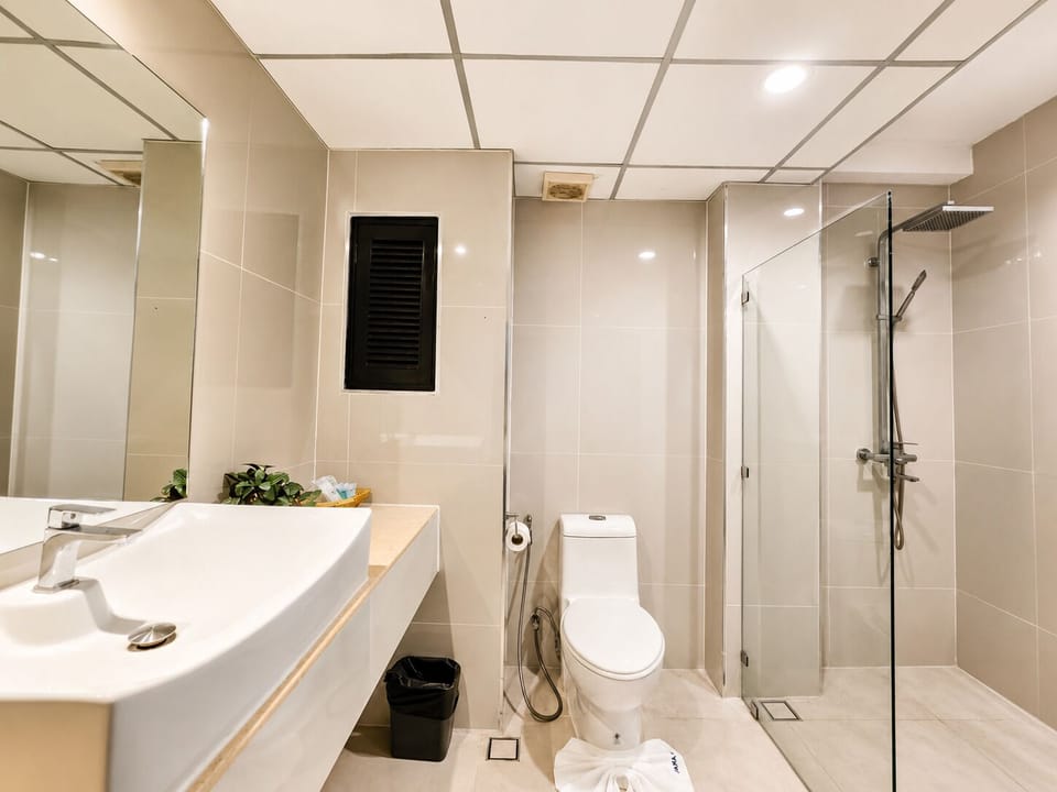 Executive Room | Bathroom | Combined shower/tub, free toiletries, bathrobes, slippers