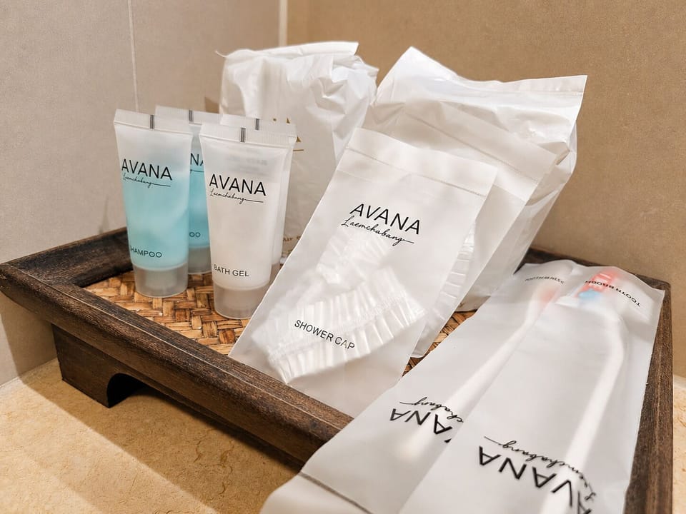 Premier Single Room | Bathroom | Combined shower/tub, free toiletries, bathrobes, slippers