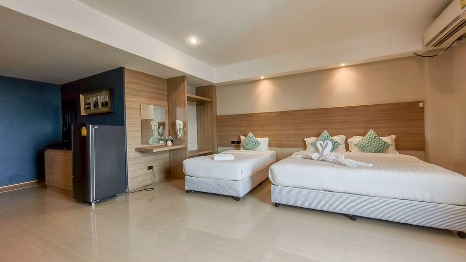 Executive Room | Minibar, in-room safe, desk, free WiFi