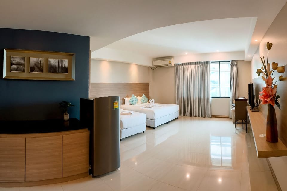 Executive Room | Minibar, in-room safe, desk, free WiFi