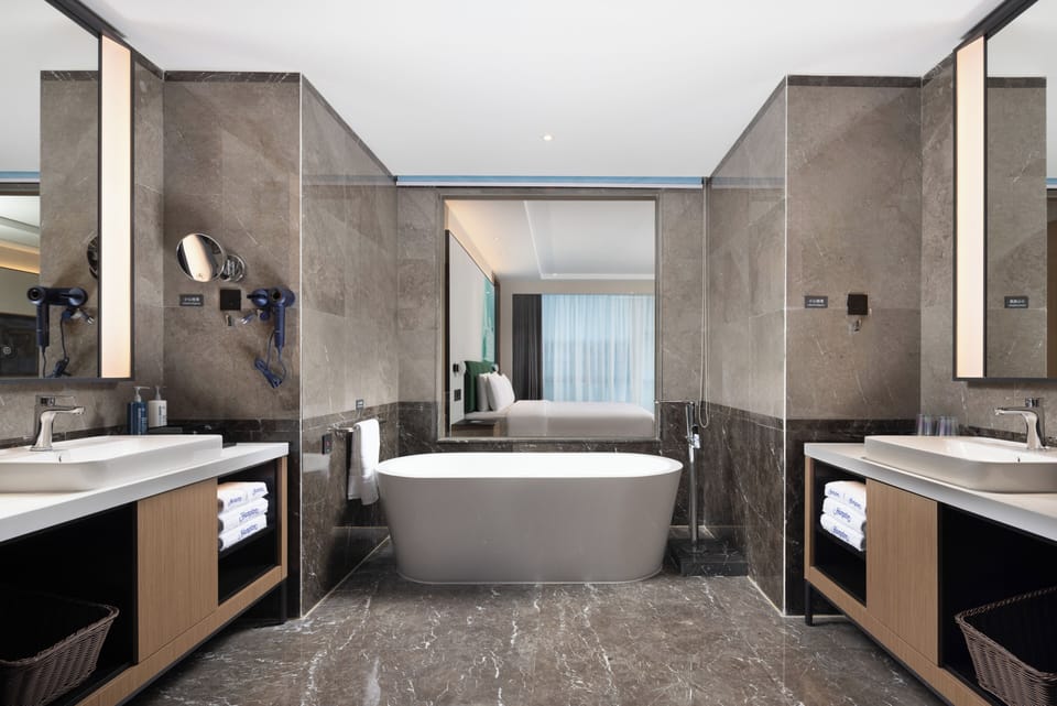 Business Suite, Balcony, City View | Bathroom | Hair dryer, towels, shampoo, toilet paper