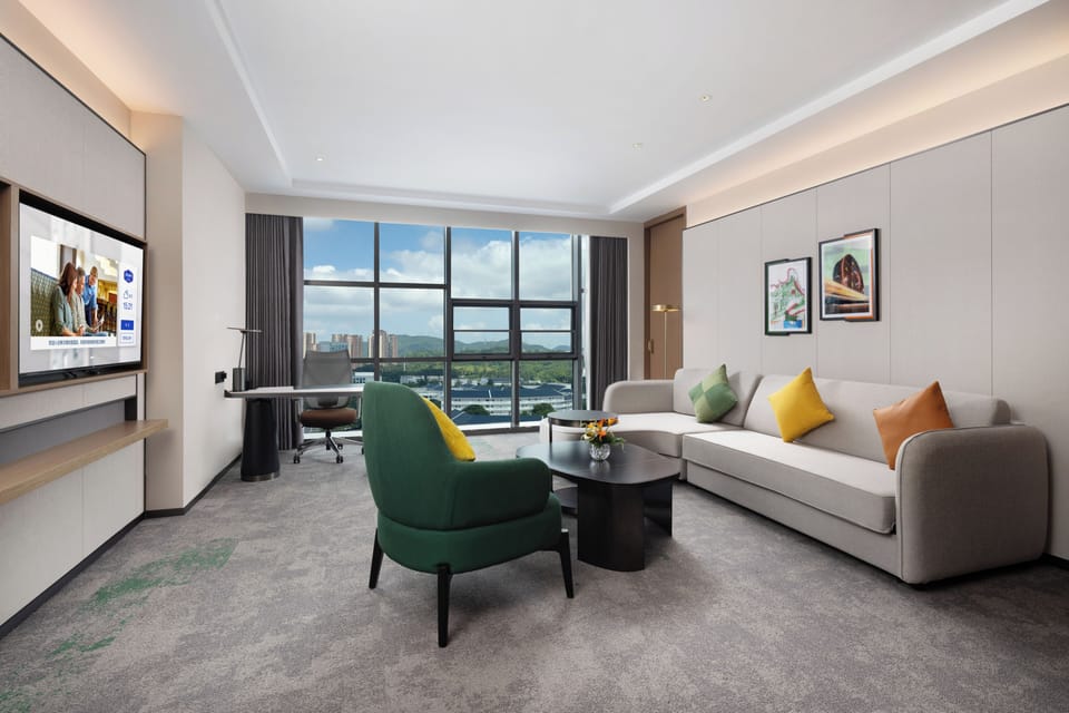 Business Suite, Balcony, City View | Living area | 55-inch LCD TV with cable channels, first-run movies, pay movies