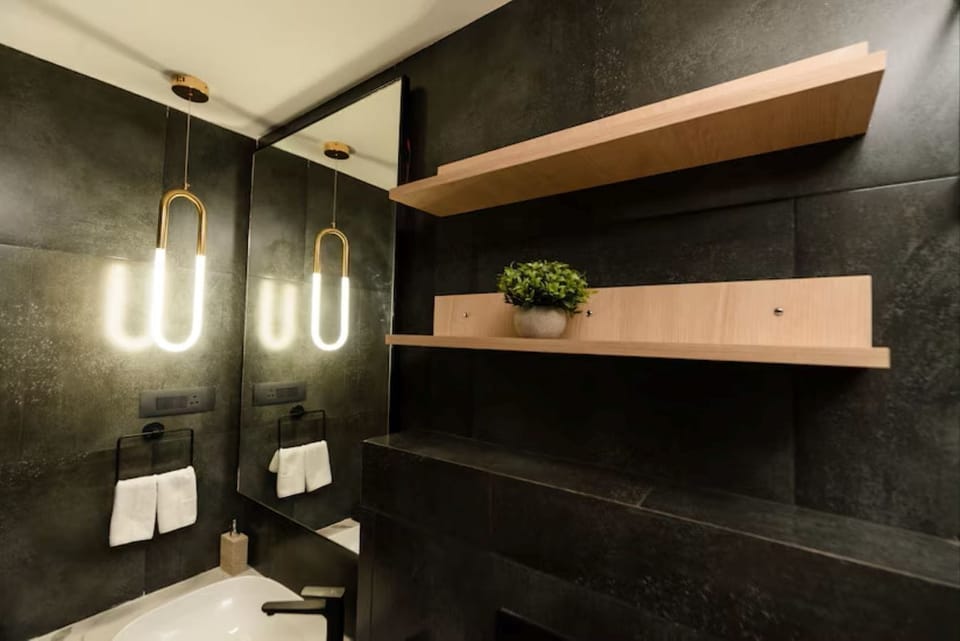 Luxury Double Room, City View | Bathroom