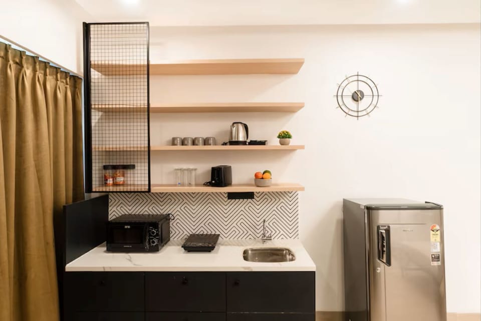Luxury Double Room, City View | Private kitchen