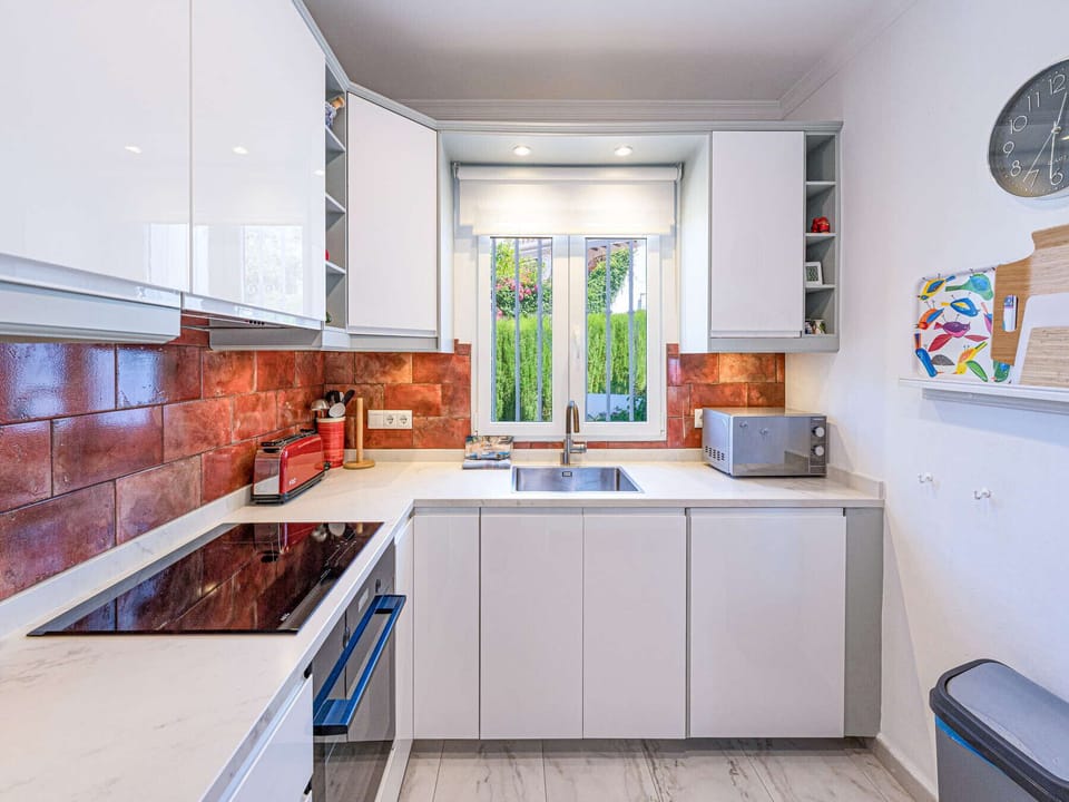 Coffee/tea maker, microwave, dishwasher
