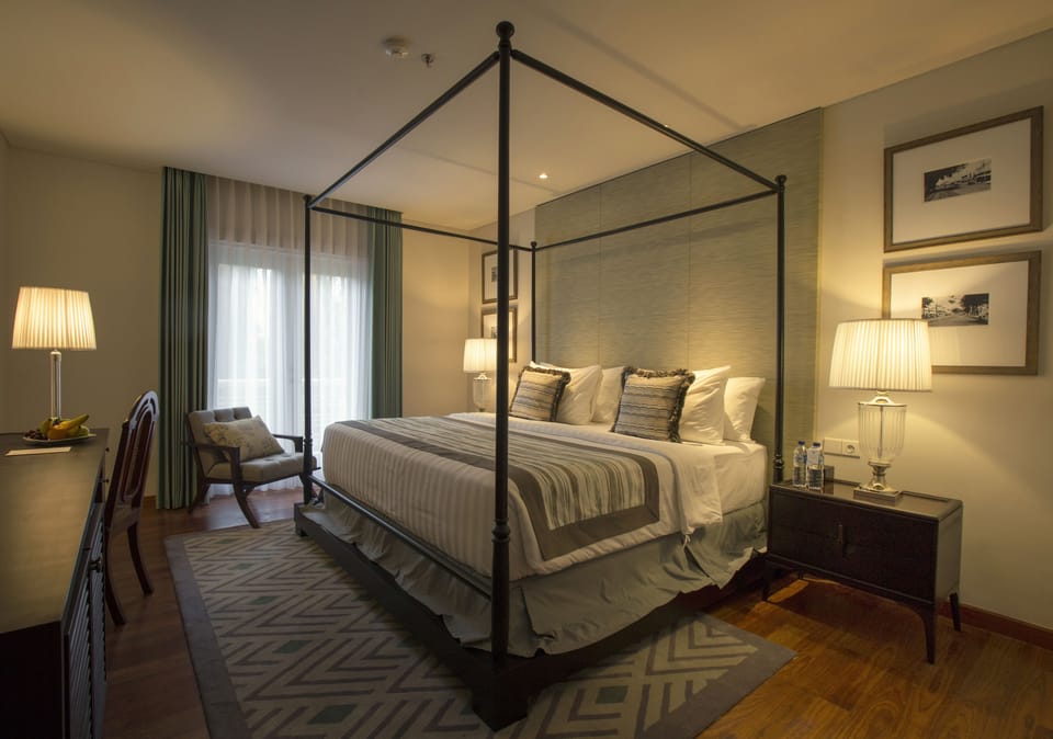2 bedrooms, premium bedding, in-room safe, desk