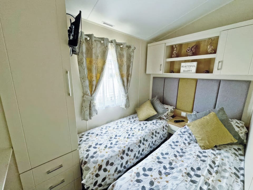 Twin bedroom | Willerby Winchester - North Wales Holidays, Towyn