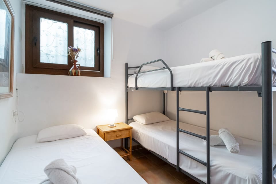 2 bedrooms, cribs (free), bed sheets