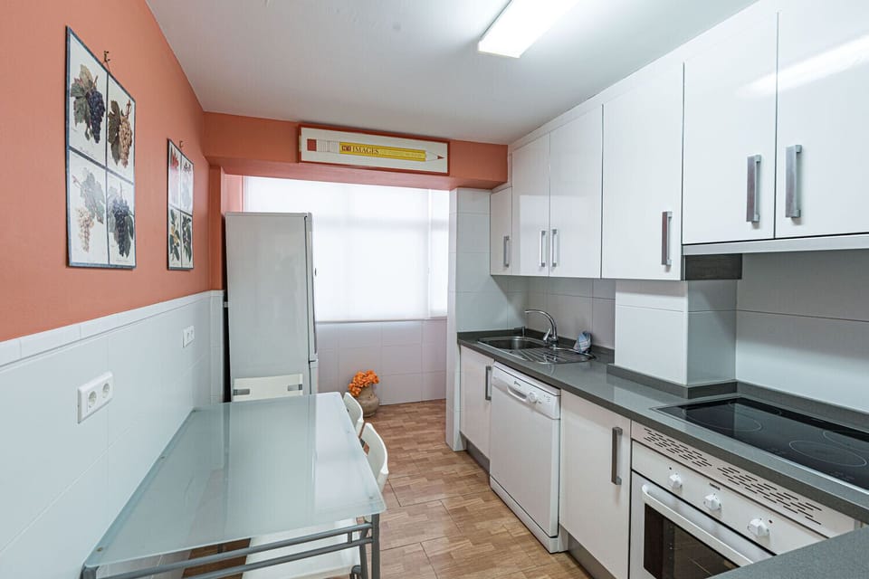 Coffee/tea maker, microwave, dishwasher