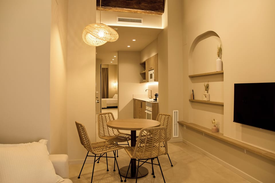 Deluxe Apartment, 1 Double Bed with Sofa bed, Balcony | Dining room