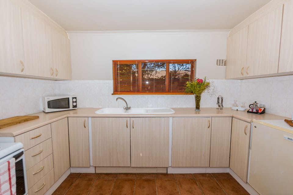 Comfort Cottage, Garden Area | Private kitchen | Coffee/tea maker, electric kettle
