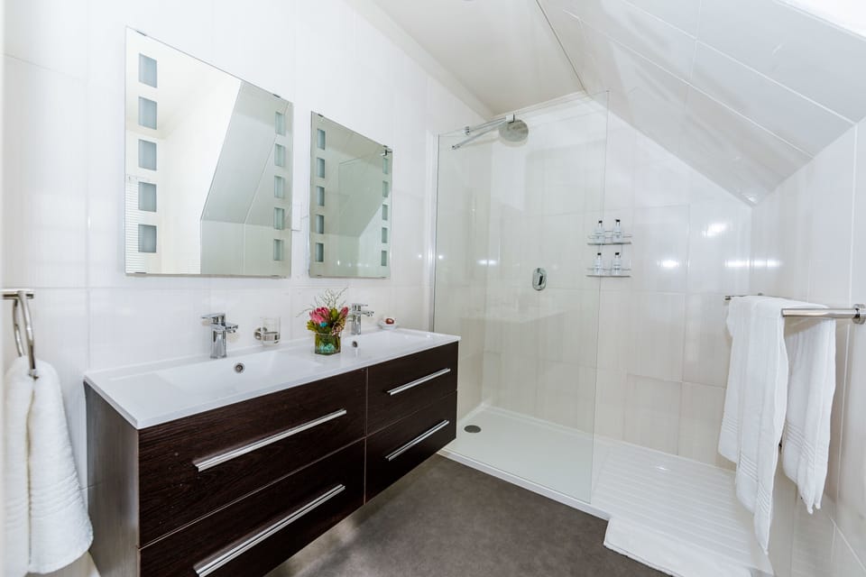 Suite (King) | Bathroom | Free toiletries, hair dryer, bathrobes, slippers