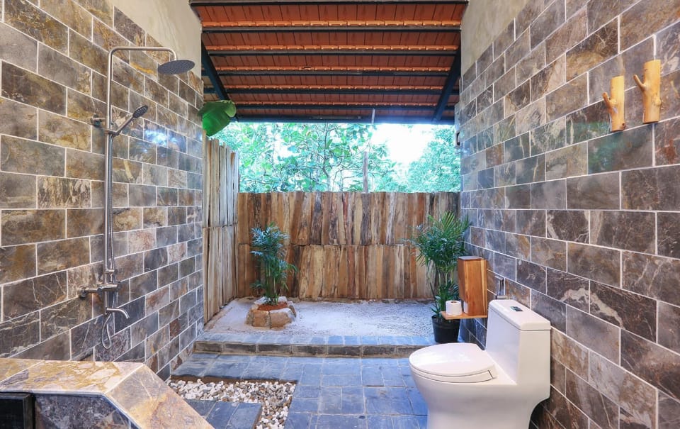Shower, rainfall showerhead, free toiletries, hair dryer