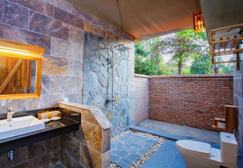 Shower, rainfall showerhead, free toiletries, hair dryer