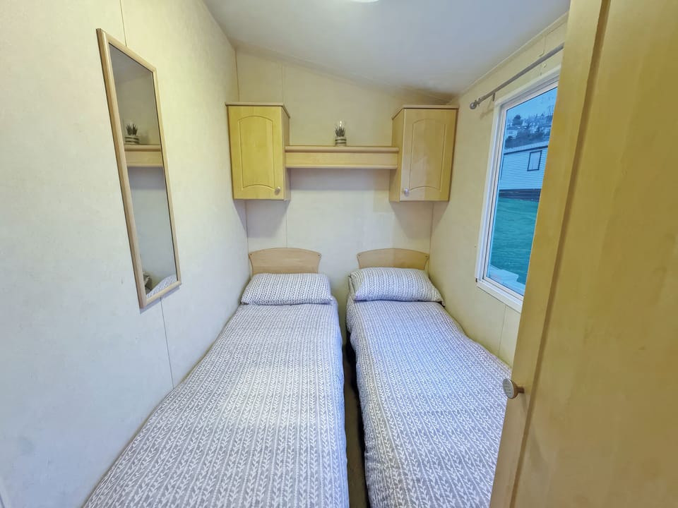Twin bedroom | Willerby Vacation, Penrhyn Bay