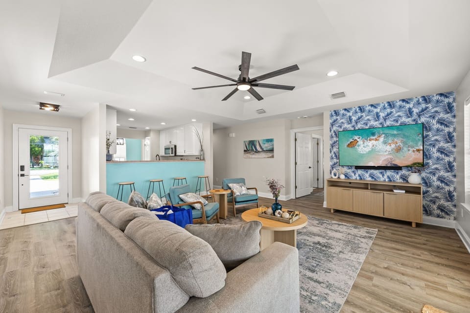 House, Multiple Beds, Pool View (321 Palm Beach Dr) | Living area
