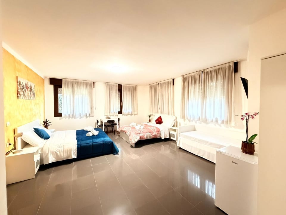 Family Room | Desk, WiFi (free)
