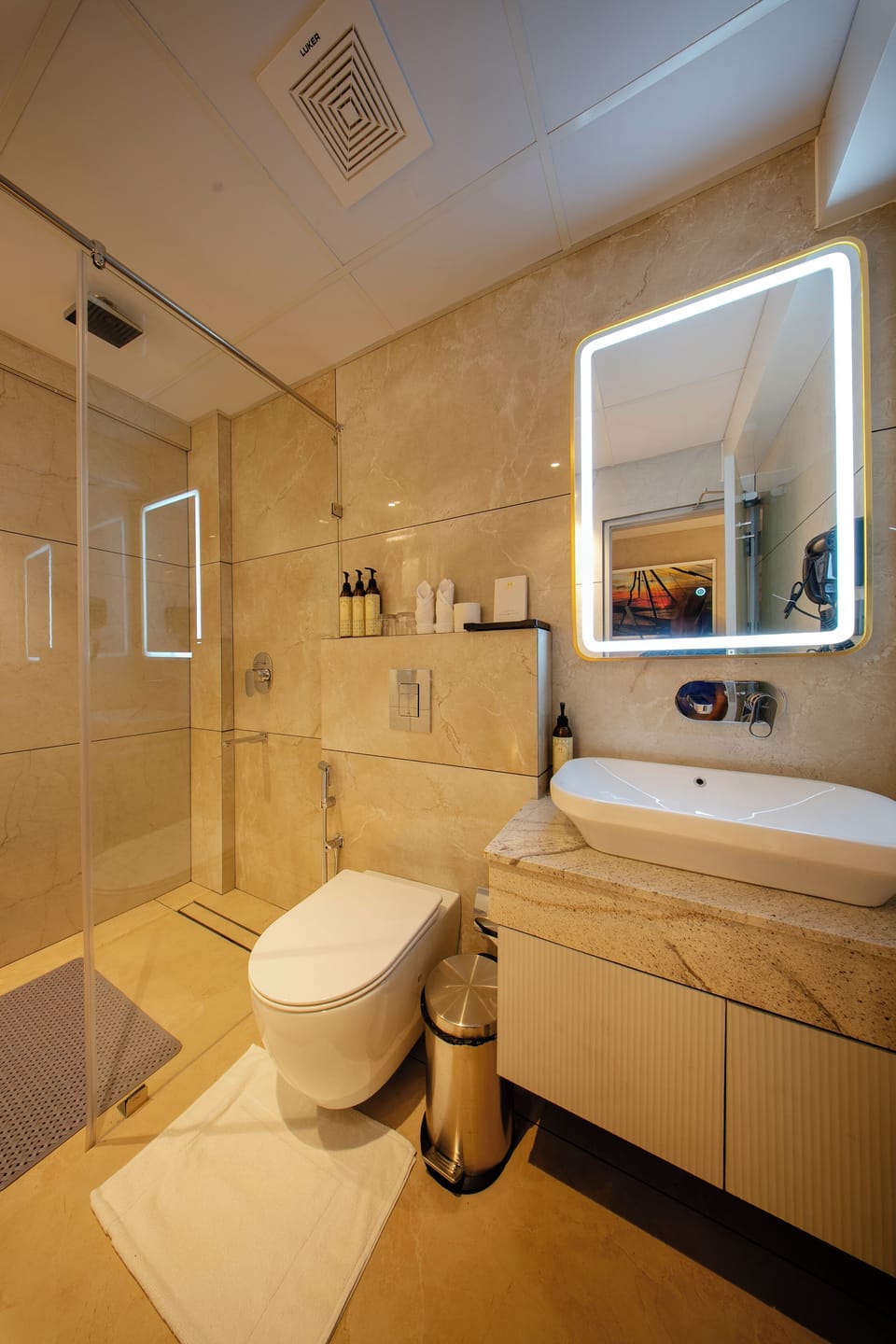 Deluxe Twin Sea View Room | Bathroom | Shower, free toiletries, towels, soap
