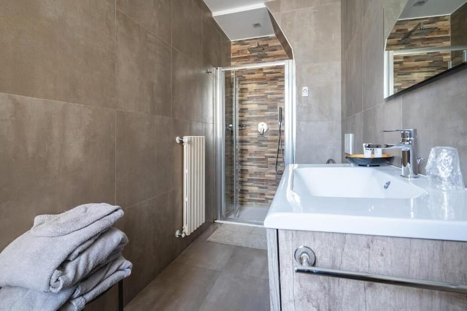 Camera Matrimoniale Deluxe | Bathroom | Slippers