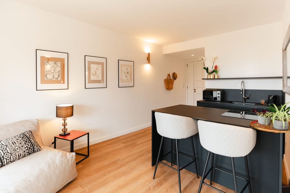 Deluxe Apartment, 1 King Bed, City View | Interior