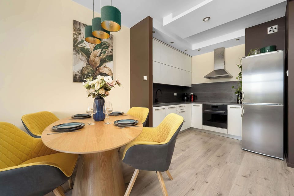 Dining area connected to the fully equipped kitchen.