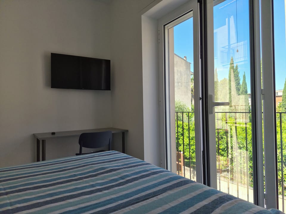Comfort Apartment | Desk, laptop workspace, iron/ironing board, WiFi (free)