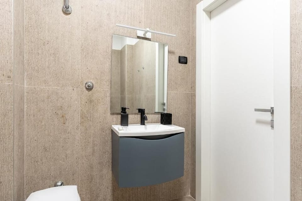 Camera Matrimoniale Deluxe con Balcone | Bathroom | Slippers