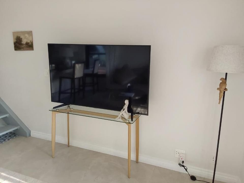 Apartment, 1 Bedroom, Balcony, City View | Living room