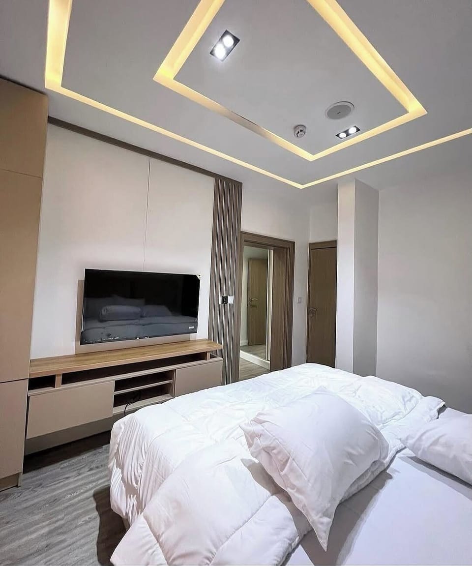 Comfort Room, Balcony, City View | Desk, laptop workspace, blackout drapes, soundproofing