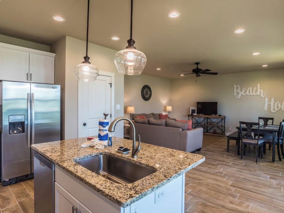 Kitchen Island - Spacious and well designed kitchen.