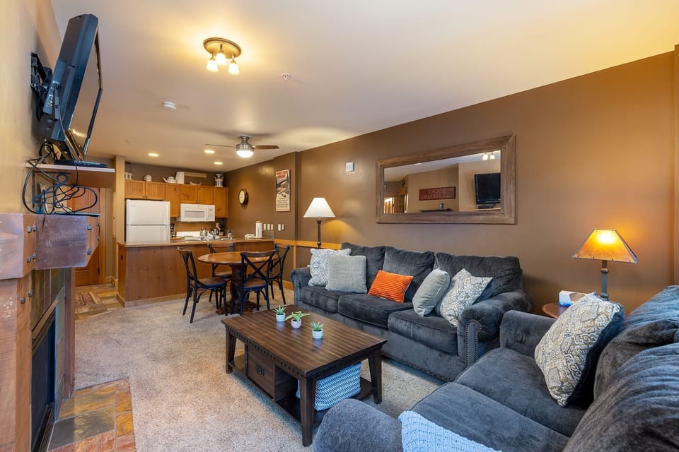 Condo, 1 Bedroom | Living area
