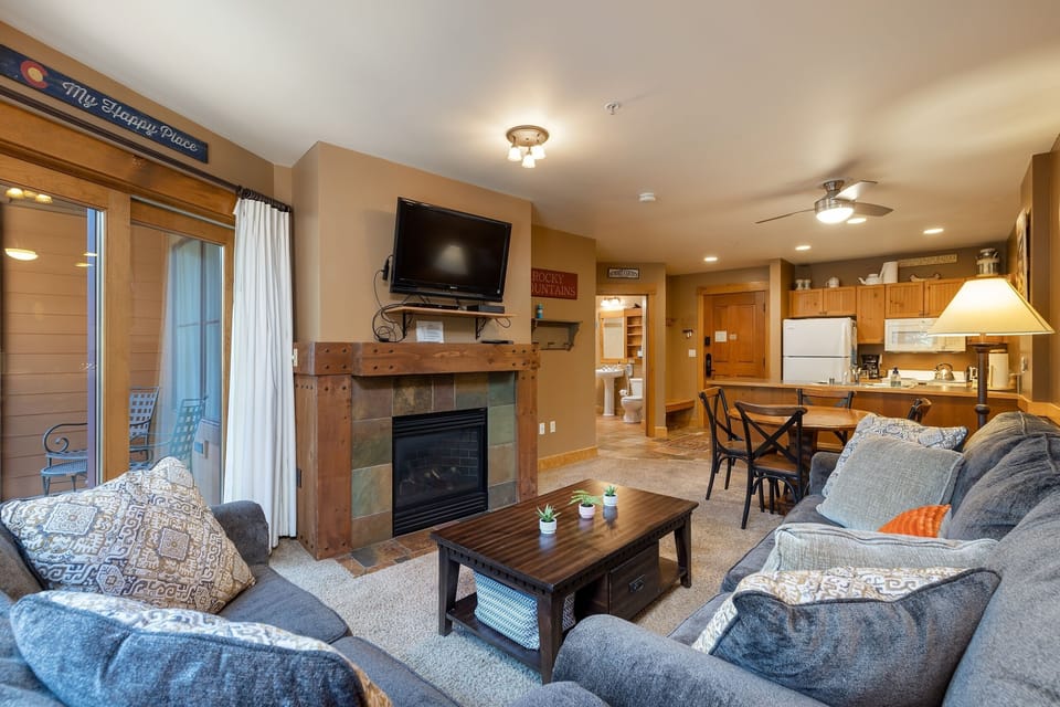 Condo, 1 Bedroom | Living area