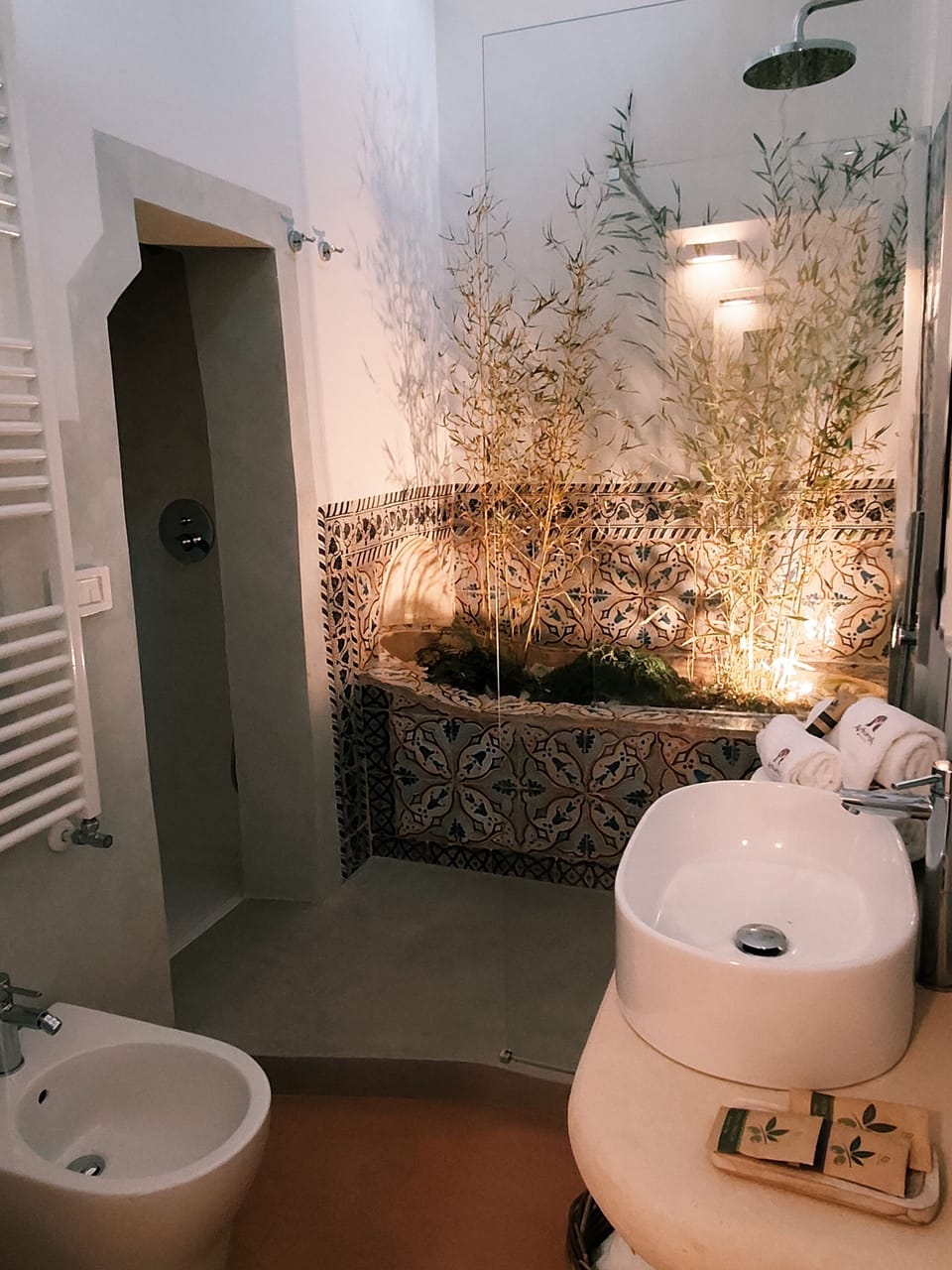 Deluxe Twin Room, Private Bathroom, Garden View | Bathroom | Shower, free toiletries, hair dryer, bathrobes
