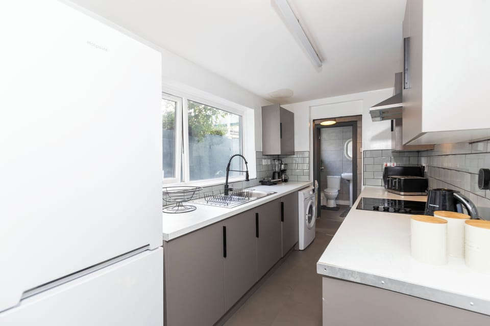 Full-size fridge, microwave, oven, stovetop