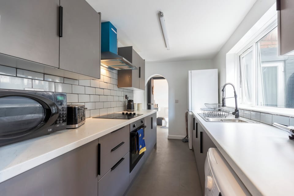Full-size fridge, microwave, oven, stovetop