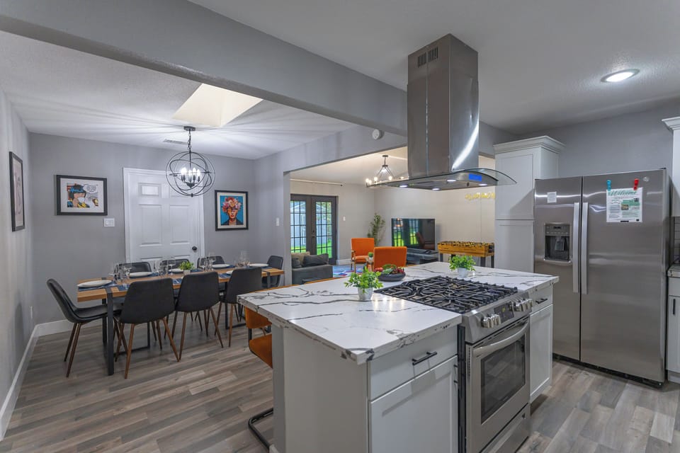 Open-concept kitchen, dining & living space with stylish modern finishes