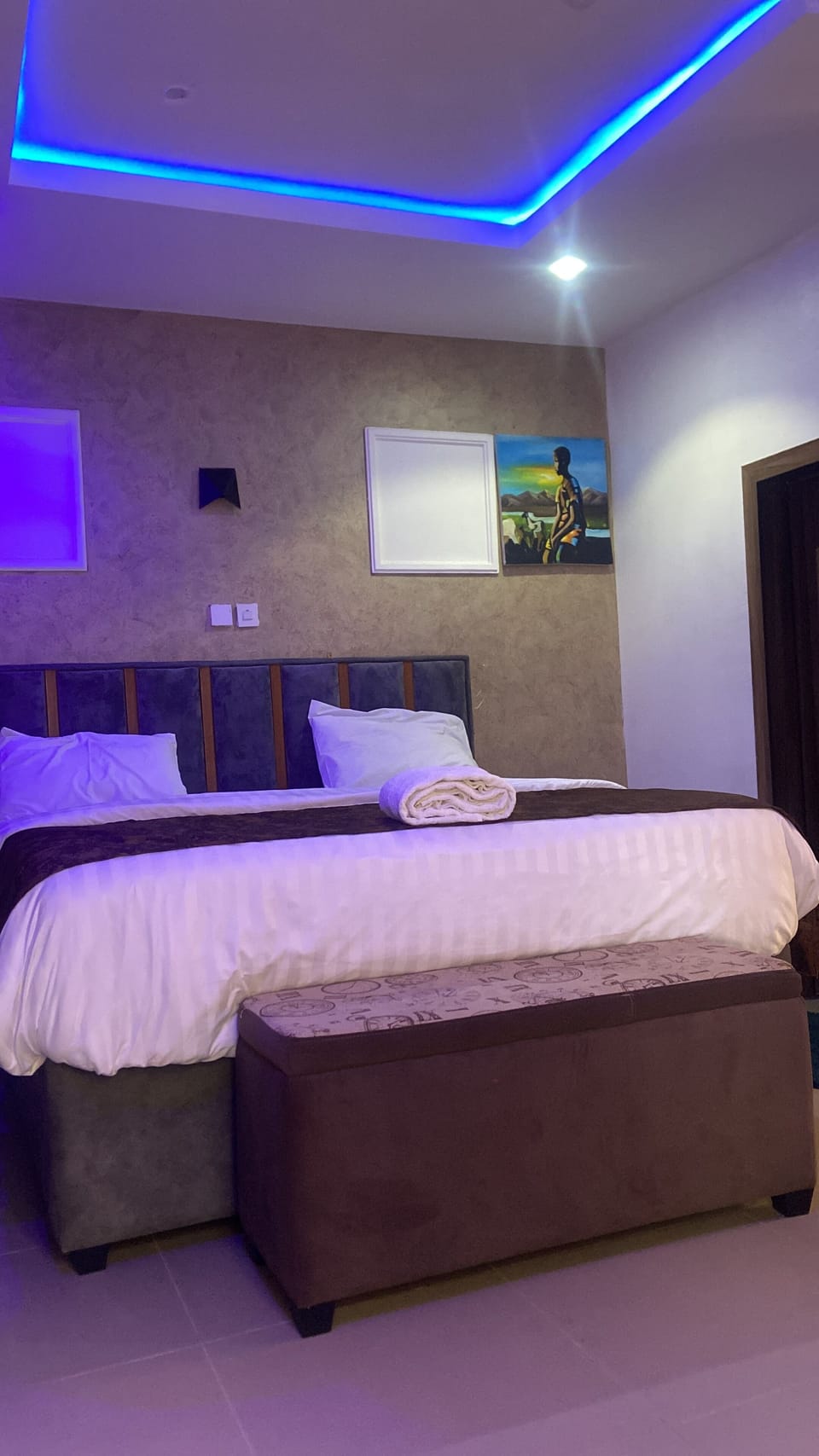 Exclusive Studio Suite | Desk, laptop workspace, WiFi (free)