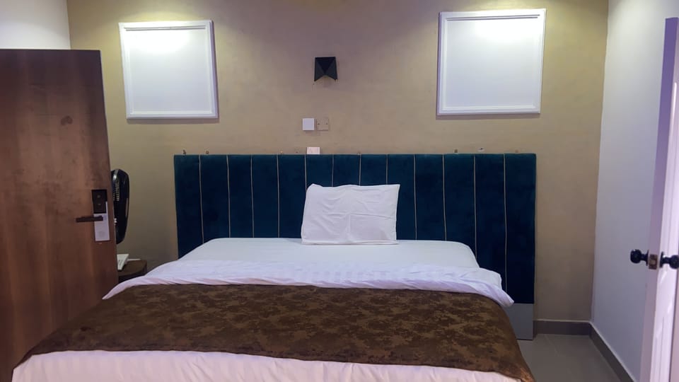 Comfort Room, Patio, Courtyard View | Desk, laptop workspace, WiFi (free)