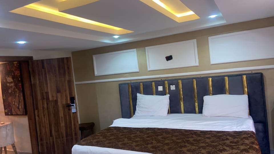 Desk, laptop workspace, WiFi (free)