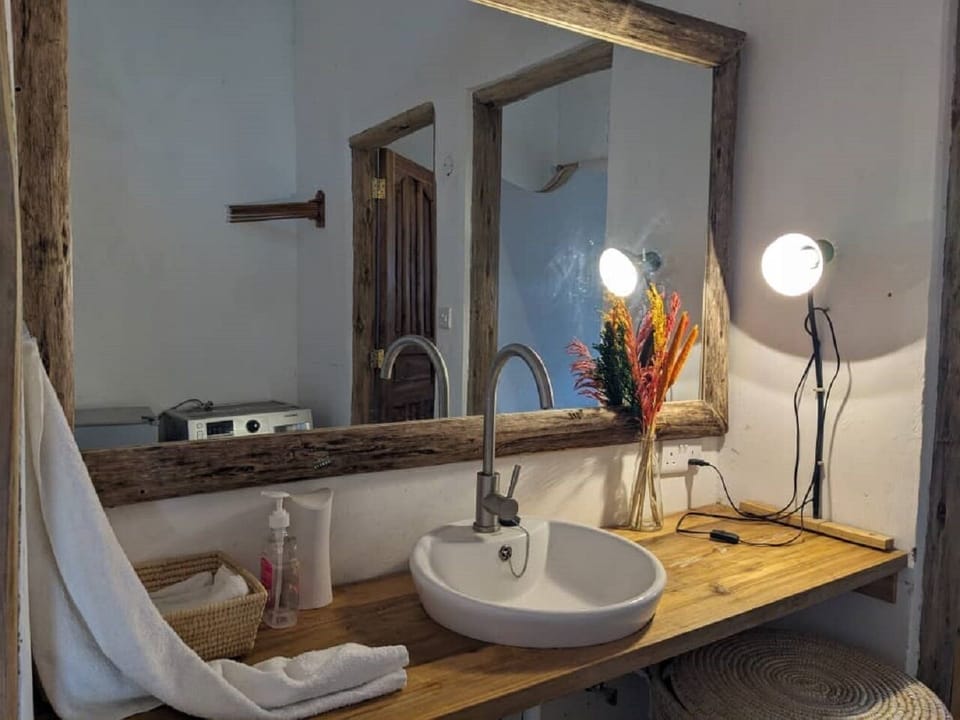 Standard Apartment | Bathroom | Slippers, towels, soap, shampoo