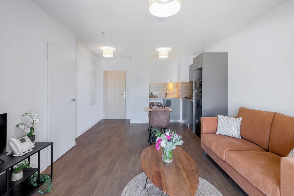 Superior Apartment, 1 Bedroom, Balcony | Soundproofing, cribs (free), WiFi (free), bed sheets